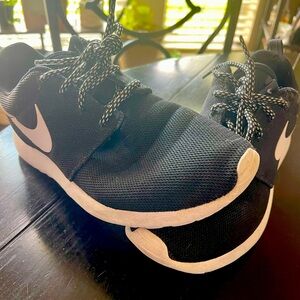 Women’s nike roshe tennis shoes